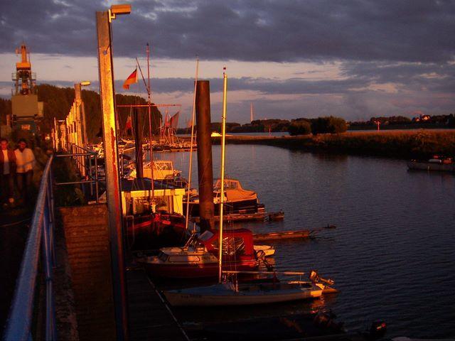 Pension Riverside In Leverkusen Hitdorf Am Rhein - Zentral An Der A1 Und 59 Buitenkant foto